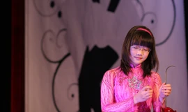 Nữ sinh Ams dùng đàn bầu tấu “The cup of life”