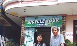 Vợ chồng chị Thu và công ty du lịch xe đạp