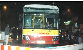 Sau vụ va chạm, thanh giới hạn chiều cao bị đổ chắn hết đường đi, kính đầu xe bị hư hỏng