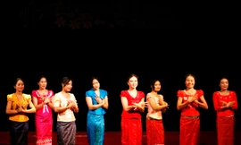 E ấp điệu múa Lào trên đất Điện Biên