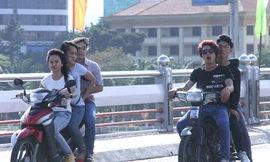 Tết đầu trần dạo phố thách đố CSGT