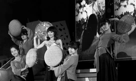 Mộc mạc 'Nhà quê', 'Uống trà' với sinh viên Phương Đông