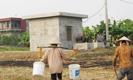 Kinh phí xây dựng lớn nhưng trạm bơm của dự án không phát huy hiệu quả, để có nước tưới người dân vẫn phải gánh