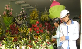 Giá hoa leo thang trong ngày Nhà giáo