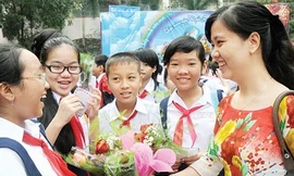 Tình nghĩa học trò níu tôi đứng lại bục giảng