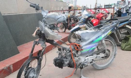 Phần đầu chiếc xe bị lửa thiêu rụi. Ảnh: Tuấn Nguyễn