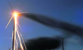 Bão lớn tấn công Scotland, turbine gió bốc cháy