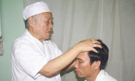 Ông Long đang chữa bệnh tại nhà