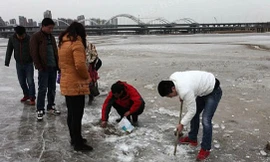 Người dân vui mừng phá băng lấy cá