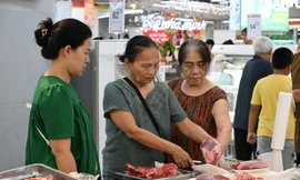 Hà Nội: Lo bão đổ bộ, khách đi siêu thị mua thực phẩm tăng gấp 30 lần 