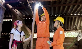 Cùng với miễn, giảm giá điện cho một số nhóm khách hàng, EVN đề xuất lùi thu tiền điện 1 tháng