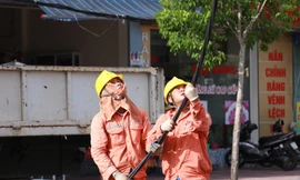 Công nhân Điện lực Nam Định trần mình trong nắng nóng khắc phục sự cố, đảm bảo cấp điện cho người dân