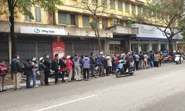 Người dân xếp hàng mua khẩu trang vải của Dệt Kim Đông Xuân