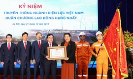 Ủy viên Bộ Chính trị, Phó Chủ tịch Thường trực Quốc hội Tòng Thị Phóng đã trao Huân chương Lao động hạng Nhất lần thứ ba cho Tập đoàn Điện lực Việt Nam.