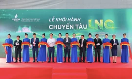 Vào lúc 14 giờ ngày 6/9, đại diện lãnh đạo của PV GAS và VNR đã cùng thực hiện nghi thức cắt băng Khởi hành chuyến tàu LNG đầu tiên đến Hà Nội