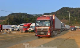 Tại khu vực cửa khẩu Hữu Nghị còn tồn số lượng lớn xe ô tô chở hàng xuất khẩu. Ảnh: Duy Chiến