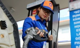 Giá bán lẻ xăng E5RON92 từ 15h hôm nay tối đa chỉ còn 17.181 đồng/lít