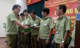 Tổng cục trưởng Quản lý thị trường Trần Hữu Linh trao quyết định bổ nhiệm cho lãnh đạo các Chi cục quản lý thị trường