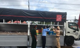 Số thuốc lá nhập lậu được giấu dưới các thùng hàng nông sản của xe 'luồng xanh'