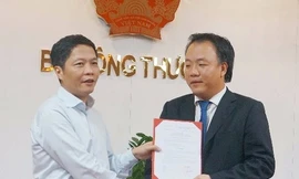 Ông Trần Hữu Linh (phải) nhận quyết định giữ chức vụ Tổng cục trưởng Quản lý thị trường