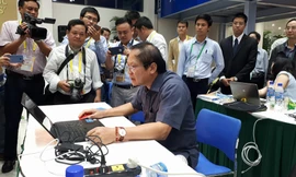 Bộ trưởng Bộ Thông tin và Truyền thông Trương Minh Tuấn trực tiếp kiểm tra tốc độ internet tại Trung tâm báo chí APEC bằng máy tính của phóng viên