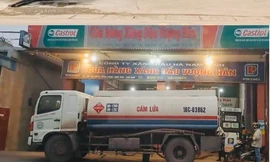 Xe ôtô mang biển kiểm soát 18C-03.862 đang dừng đỗ để bơm xăng từ xe bồn vào bồn chứa (ảnh cắt từ Clip từ người cung cấp).