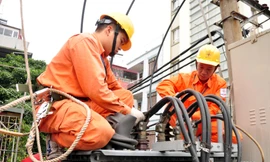 Công nhân Tổng công ty Điện lực Hà Nội làm việc dưới nắng nóng gay gắt để đảm bảo cấp điện cho người dân Thủ đô