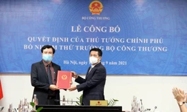 Bộ trưởng Nguyễn Hồng Diên (bên phải) trao quyết định cho tân Thứ trưởng Nguyễn Sinh Nhật Tân (bên trái)