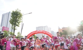 Các vận động viên nhí hào hứng tham gia giải chạy Ekiden