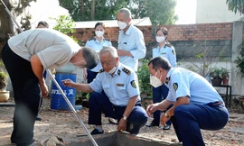 Quản lý thị trường kiểm tra kho chứa của cây xăng