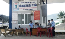 Lực lượng quản lý thị trường kiểm tra hoạt động của cây xăng