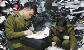 Lực lượng quản lý thị trường kiểm tra hàng giả, hàng nhái
