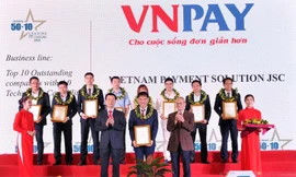 Ông Trần Trí Mạnh, Chủ tịch HĐQT VNPAY nhận danh hiệu tại buổi lễ vinh danh