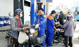 Xăng RON95 giảm gần 800 đồng/lít từ 15h hôm nay