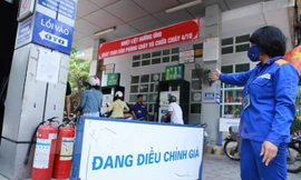 Một trong những cửa hàng trực thuộc Petrolimex chuẩn bị niêm yết giá mới. (Ảnh: Đức Duy/Vietnam+)