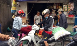 Sáng sớm 7/3, chợ Dịch Vọng (Cầu Giấy, Hà Nội), cách phường Trúc Bạch (Ba Đình, Hà Nội) khoảng 10km, người dân đổ ra chợ mua sắm thực phẩm để tích trữ.