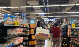 Người dân mua thực phẩm dự trữ sau khi thông tin ca nhiễm virut Covid-19 đầu tiên ở Hà Nội