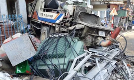 Chiếc xe trộn bê tông mất lái làm hai người tử vong và làm hư họng hai trạm biến áp trên đảo Cát Bà