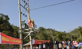 Sau nhiều năm không có điện lưới quốc gia, gần 200 hộ dân thuộc xã Nậm Chua được cấp điện trước thềm Xuân Canh Tý