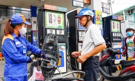 Giá xăng E5RON92 leo lên 17.031 đồng/lít bán lẻ sau khi tăng 722 đồng/lít từ 15h hôm nay