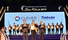 Anh Nguyễn Đạt Khuê (đứng giữa) – Trưởng nhóm giải pháp Clever đại diện Tinh Vân nhận Danh hiệu Sao Khuê 2019