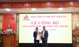 Chủ tịch Hội đồng quản trị VNSTEEL Lê Song Lai trao quyết định và tặng hoa tân Tổng giám đốc VNSTEEL Nghiêm Xuân Đa