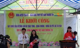 Đại diện Ngân hàng Vietbank tại lễ khởi công xây dựng cầu liên ấp Chắc Tưng, Bưng Chông, Bưng Cà Pố do đơn vị tài trợ