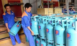 Từ 1/9, giá gas bán lẻ sẽ tiếp tục được điều chỉnh giảm 7.000 đồng bình 12kg và 26.235 đồng đối với bình gas 45kg .