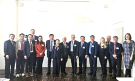 Bình Dương: Lãnh đạo tỉnh 'học' cách thu hút đầu tư công nghệ cao, công nghệ bán dẫn 