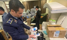 Lực lượng chức năng kiểm tra số nguyên liệu thuốc, thực phẩm chắc năng trôi nổi bị thu giữ