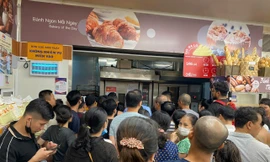 Người dân gom thực phẩm, siêu thị khẩn cấp chuyển hàng từ Nam ra Bắc