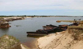 Moong mỏ sắt Thạch Khê tiềm ẩn hiểm nguy, năm 2010, có hai học sinh bị đuối nước tại hồ này. Ảnh: Hùng Hải. 