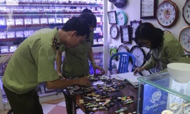 Quản lý thị trường kiểm tra đồng hồ đeo tay giả mạo các nhãn hiệu bị thu giữ