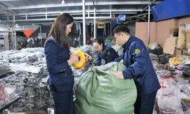 Quản lý thị trường Thái Nguyên kiểm tra kho hàng không rõ nguồn gốc